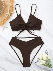 Bikini due pezzi marrone a tinta unita con laccetti e cinturini incrociati