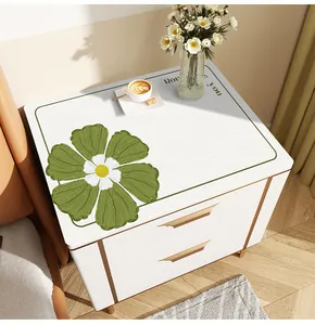 Makrodetail einer wasserdichten Leder-Nachttischmatte mit stilvollem grünen Blumendesign