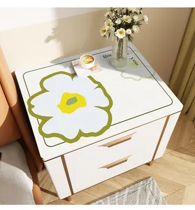 Detail einer wasserdichten Leder-Schreibtischmatte mit Blumendesign auf Nachttisch