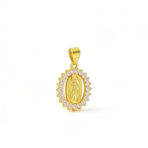 Primer plano de colgante de Virgen María chapado en oro con piedras de circonita DIY