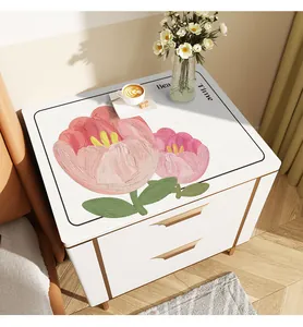 Detailansicht der wasserdichten Leder-Nachttischmatte mit rosa Tulpenblumenmuster