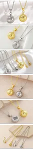 Vues détaillées des colliers pendentifs volley-ball or et argent avec chaînes réglables.