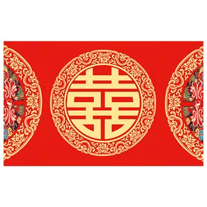 Traditionelle rote Hochzeitsmatte mit goldenem Doppelglück-Symbol für den Eingang
