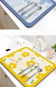 Dichtbij van geel en blauw bloemen keuken droogmatten op een schoon wit aanrecht in de keuken