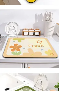Absorberende lederen keukenmat met bloemendessin en 'fresh' tekst op het aanrecht