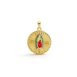 Vista detallada macro de un colgante de medalla religiosa redonda bañada en oro