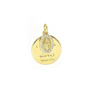 Vista detallada del colgante Virgen María bañado en oro con circonitas y versículo grabado.