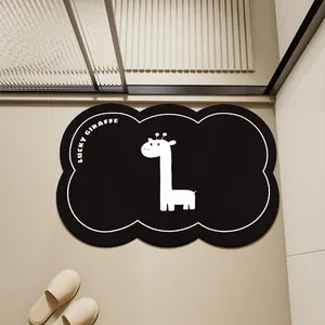 Alfombra de baño negra en forma de nube con jirafa blanca y texto LUCKY GIRAFFE