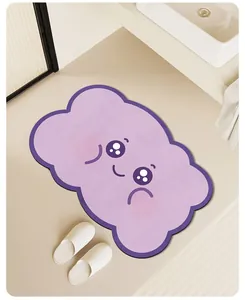 Schattige paarse badmat in de vorm van een wolk met een lachend gezicht in badkamer