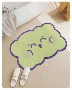 Schattige wolkvormige groene badmat met paarse rand en cartoon gezicht in de bad