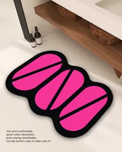 Alfombrilla de baño absorbente moderna rosa y negra con fondo antideslizante en el baño
