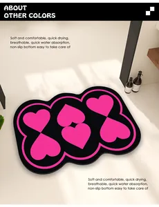 Detalle de alfombra de baño absorbente y antideslizante con patrón de corazón rosa secado rápido