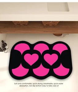 Vista detallada de alfombra de baño antideslizante de secado rápido con patrón de corazones rosa