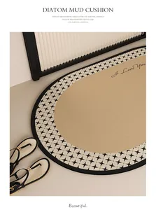 Tappetino da bagno ovale in terra di diatomee con motivo geometrico e scritta decorativa
