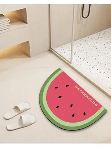 Wassermelonen-förmige Badematte aus Diatomeenerde auf einem minimalistischen Badezimmerboden
