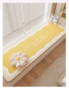 Gezellige gele vensterbankmat met Engelse tekst in een moderne slaapkamer.