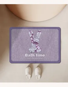 Gros plan du tapis de bain violet avec silhouette de lapin floral et texte Bath Time