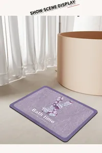 Détail du tapis de bain violet en terre de diatomée avec motif lapin et texte dans la salle de bain