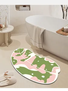 Vista detallada de la alfombra de baño irregular de diatomita con motivo de hojas