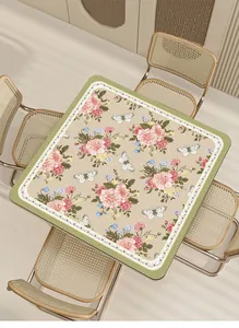 Makroaufnahme eines floralen quadratischen Tischsets auf beigefarbenem Esstisch