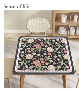 Nahaufnahme einer quadratischen PVC-Tischmatte mit rosa Blumenmuster auf Holztisch