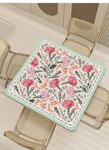 Luxuriöses quadratisches PVC Tischset mit Blumenmuster und Nelken auf einem Esstisch