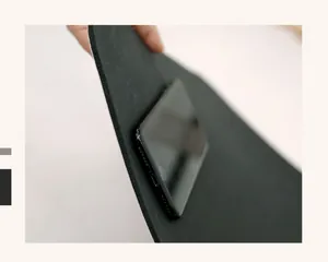 Close-up van de flexibele antislip achterkant van een diatomeeënaarde badmat voor de vloer