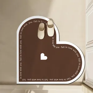 Hartvormige bruine kiezelwier modder badmat met de tekst fall in love with you