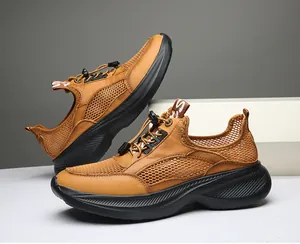 Seitenansicht der atmungsaktiven braunen Herren-Wanderschuhe mit dicker schwarzer Sohle