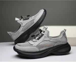 Nahaufnahme der atmungsaktiven grauen Herren-Wanderschuhe mit dicken schwarzen Sohlen