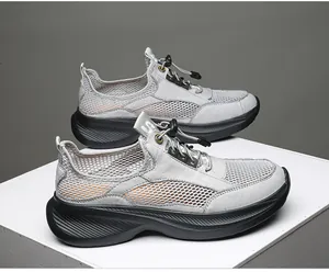 Detailansicht grauer atmungsaktiver Herren-Wanderschuhe mit dicken, weichen schwarzen Sohlen.