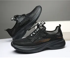 Detailansicht der atmungsaktiven schwarzen Mesh-Wanderschuhe für Herren mit dicken Sohlen
