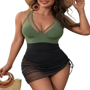 Costume da bagno intero elegante con top verde in rete e gonna nera con arriccio