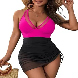 Elegante costume da bagno intero a gonnellino rosa e nero con design in mesh.