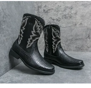 Detail van het krokodillenreliëf en borduursel op zwarte western cowboylaarzen voor heren.