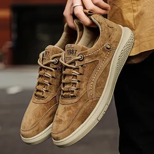 Chaussures décontractées pour hommes en daim marron avec détails de mode 1987.
