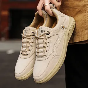 Gros plan de chaussures en cuir décontractées beiges avec lacets et broderie 1987