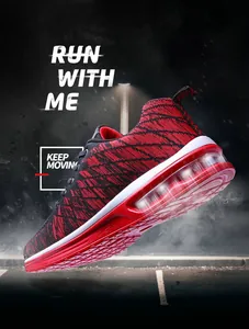 Détail de chaussures de course respirantes rouges pour hommes avec coussin d'air