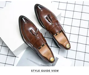 Vista superior de mocasines de cuero marrón con borlas, punta estrecha y acabado pulido