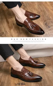 Primer plano de mocasines de cuero marrón con borlas para un look casual elegante