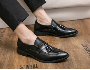 Primer plano de mocasines de cuero negro con borlas y punta afilada estilo negocios