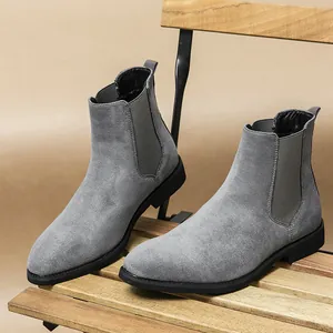 Eleganti stivali Chelsea in pelle scamosciata grigia da uomo con punta su sgabello