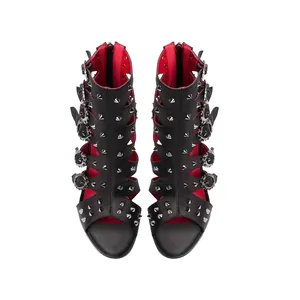 Bottines noires gothiques à bout ouvert avec boucles clous argentés et doublure rouge