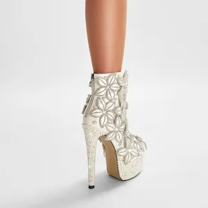 Elegantes tacones de novia con plataforma blancos con flores de strass y detalles de perlas