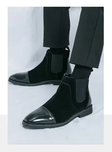 Detaillierte Ansicht der schwarzen Herren-Chelsea-Boots aus Wildleder und Lackleder