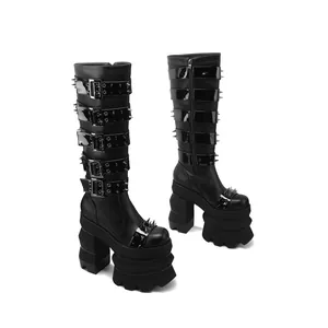 Vista detallada de botas altas de estilo punk con suelas de plataforma gruesas, remaches y hebillas