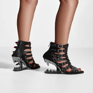 Bottes punk noires ajourées à bout ouvert avec clous et talons argentés dents de tigre