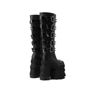 Vista detallada de botas punk de plataforma negras con tachuelas y hebillas metálicas