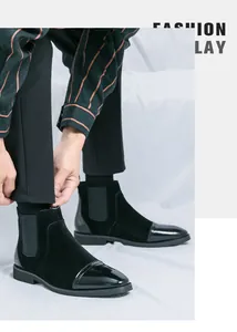 Detailansicht schwarzer Chelsea-Boots für Herren aus Wildleder und glänzendem Lackleder