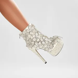 Detalle de tacones de novia con elegantes flores de pedrería y perlas